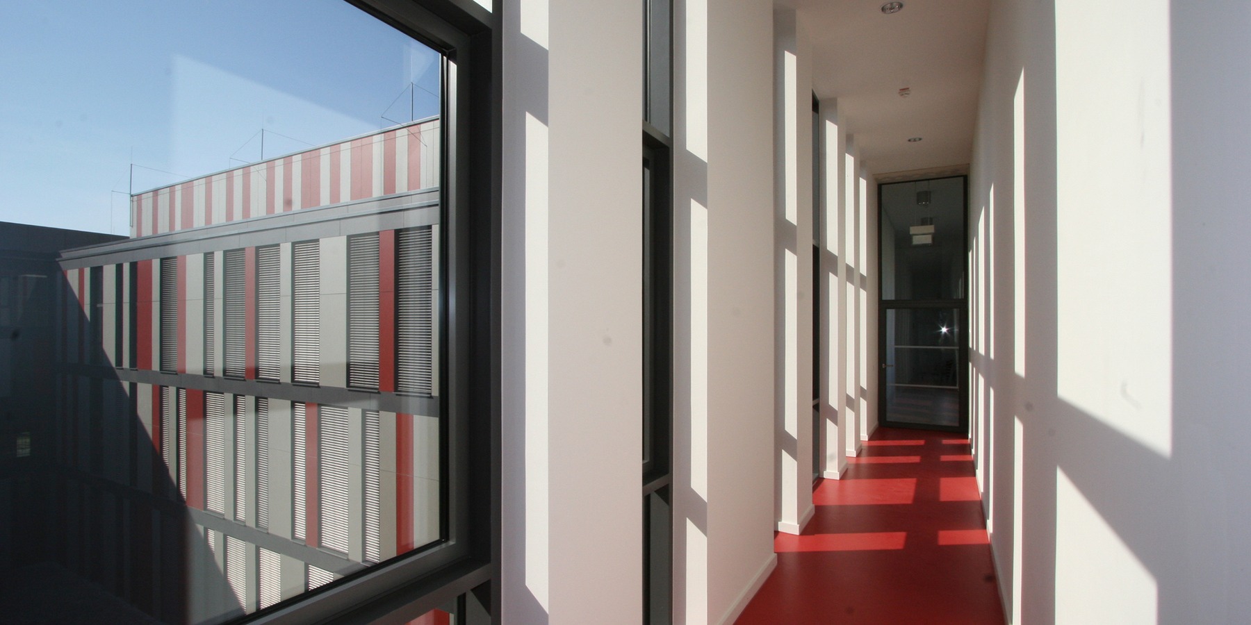 Die Farb- und Materialgestaltung im Gebäude wird durch die Fassadengestaltung im Innenhof aufgegriffen © 2007 Betrieb für Bau und Liegenschaften MV