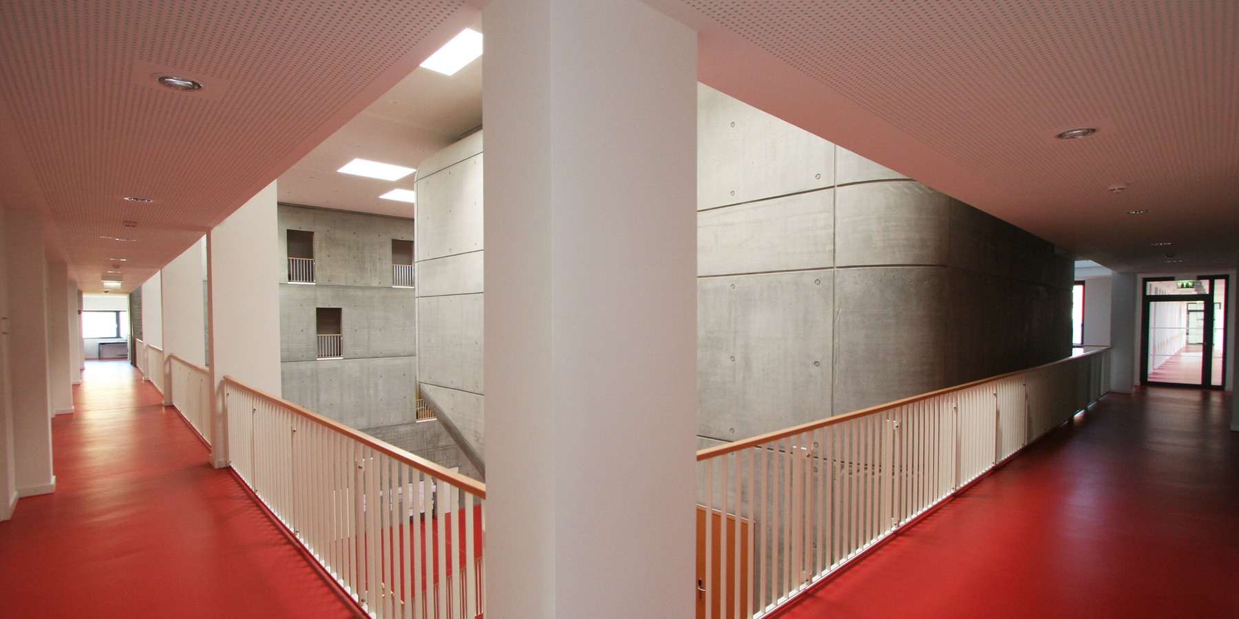 Blick vom 2. Obergeschoss in die sich über alle Geschosse erstreckende Eingangshalle © 2007 Betrieb für Bau und Liegenschaften MV