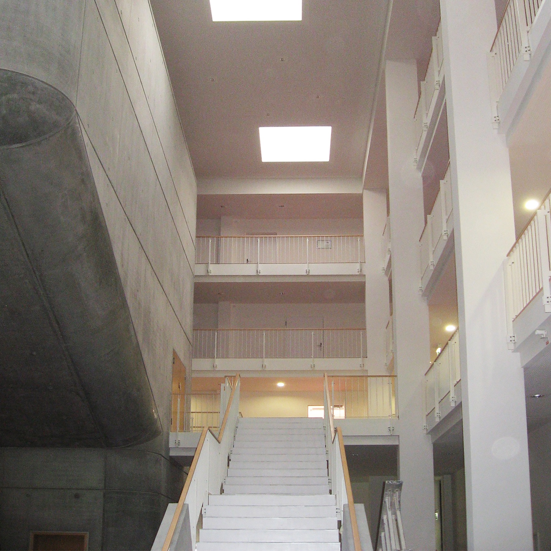 Zentrale Eingangshalle mit Treppenaufgang zum Hörsaal im 1. Obergeschoss © 2006 Betrieb für Bau und Liegenschaften MV