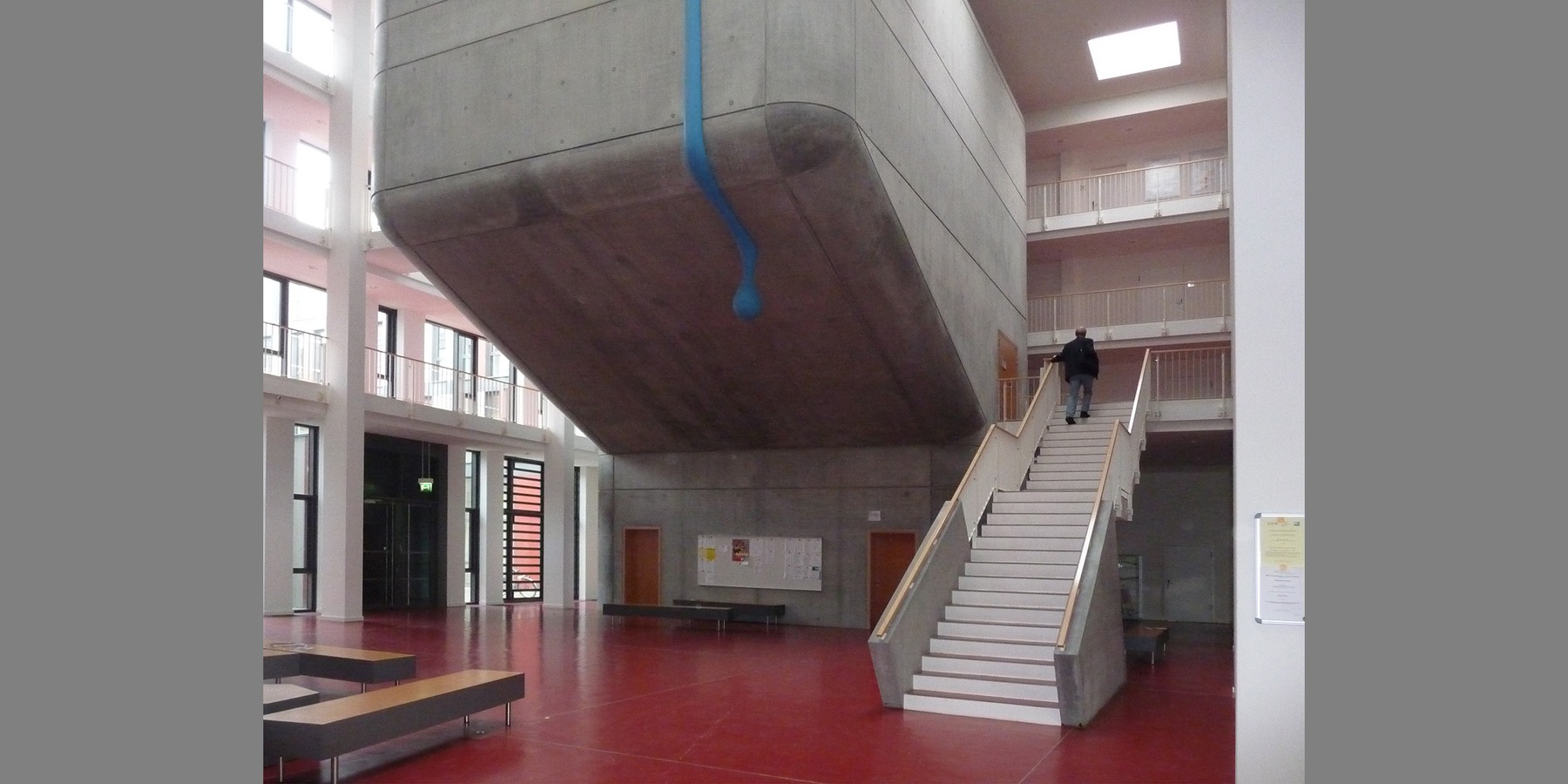 In der Empfangshalle beeindruckt der frei eingestellte Hörsaal als eigenständiges, dominierendes Bauwerk. © 2009 Betrieb für Bau und Liegenschaften MV