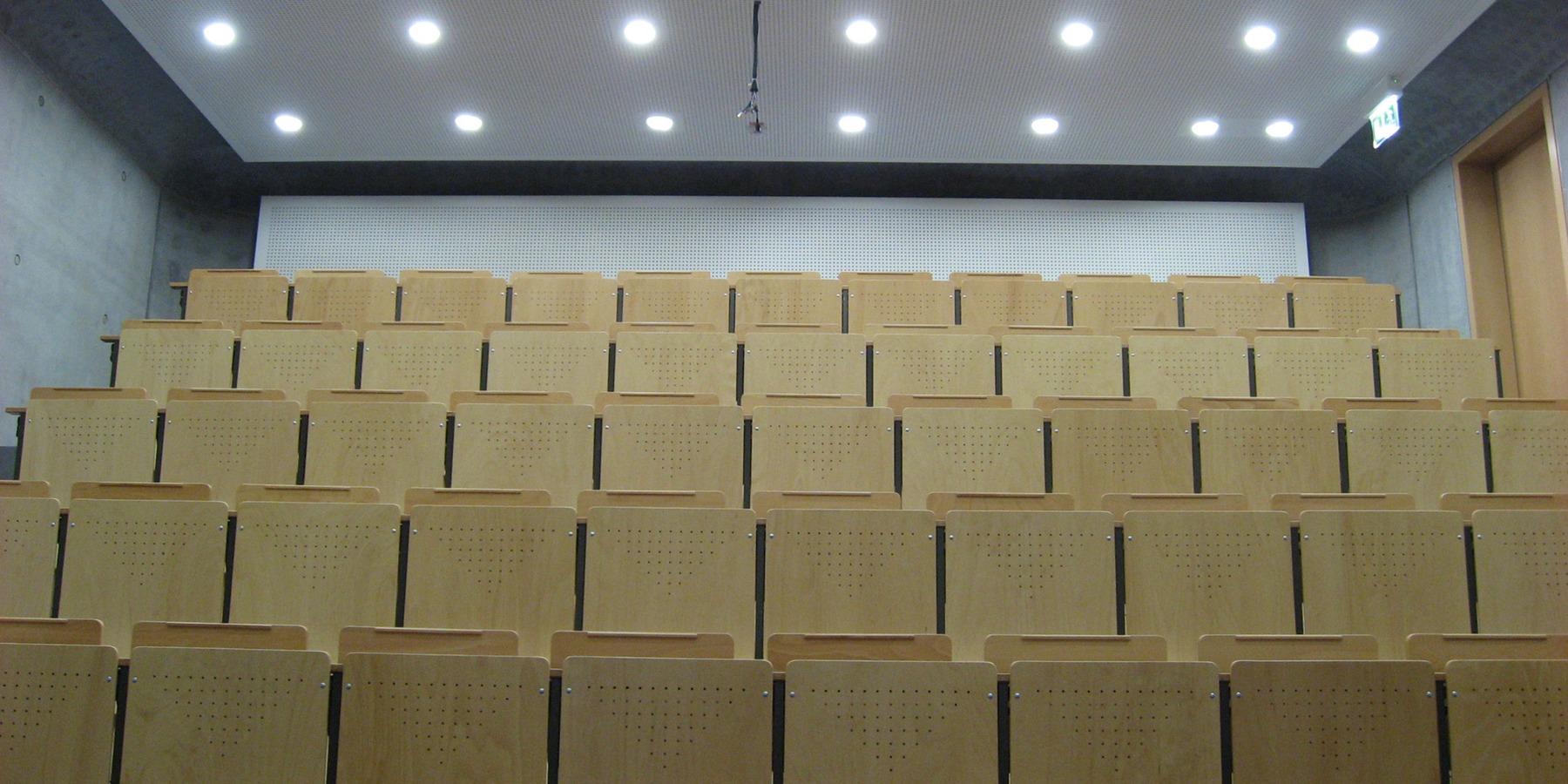 Der Hörsaal bietet Platz für 100 Studierende. © 2006 Betrieb für Bau und Liegenschaften MV