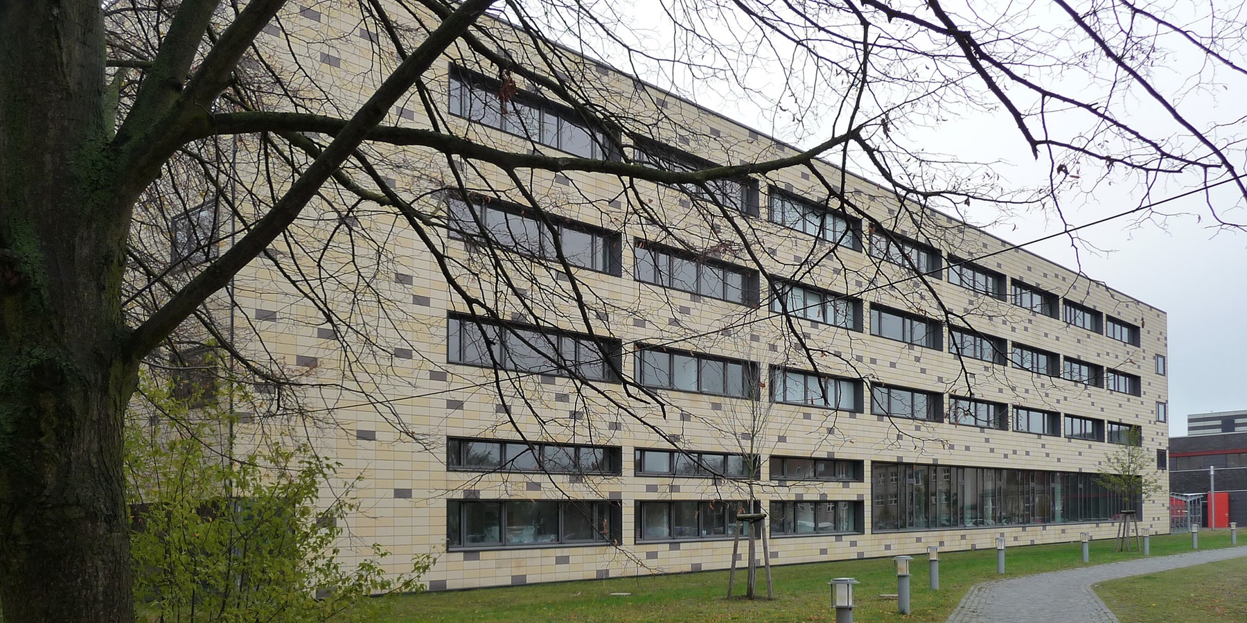 Blick von Südosten auf den 4-geschossigen Ostflügel des Institutsgebäudes © 2009 Betrieb für Bau und Liegenschaften MV
