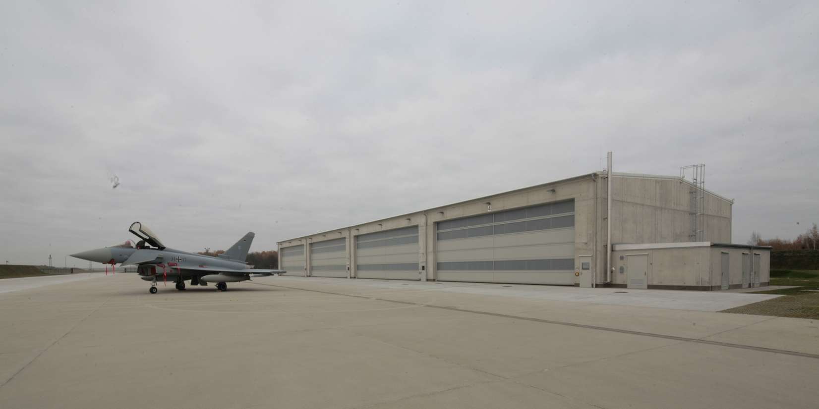 Eurofighter vor neuer Halle in Sichtbeton © 2012 Betrieb für Bau und Liegenschaften Rostock