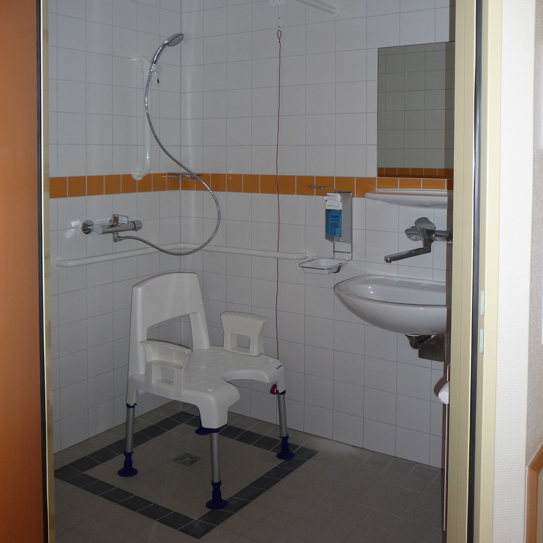 Blick in die Sanitärzelle eines Bettenzimmers © 2009 Betrieb für Bau und Liegenschaften Mecklenburg-Vorpommern