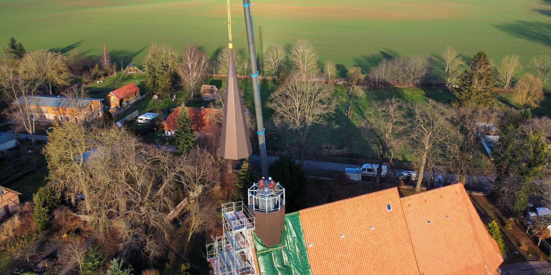 Die Turmspitze wird in Position gebracht © 2023 Firma Schindler Anlagenbau GmbH