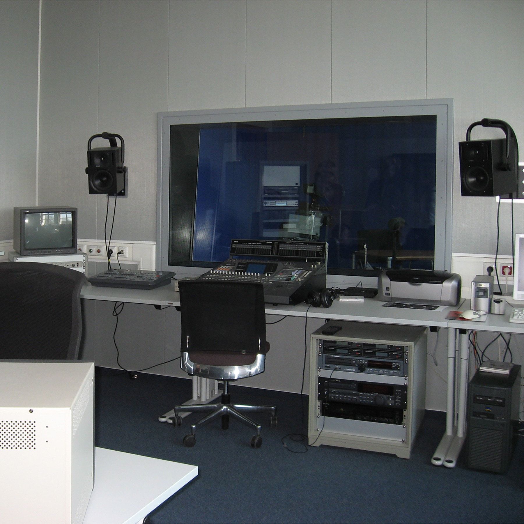 Blick in ein komplett ausgestattetes Audio-/Videolabor © 2008 Betrieb für Bau und Liegenschaften Mecklenburg-Vorpommern