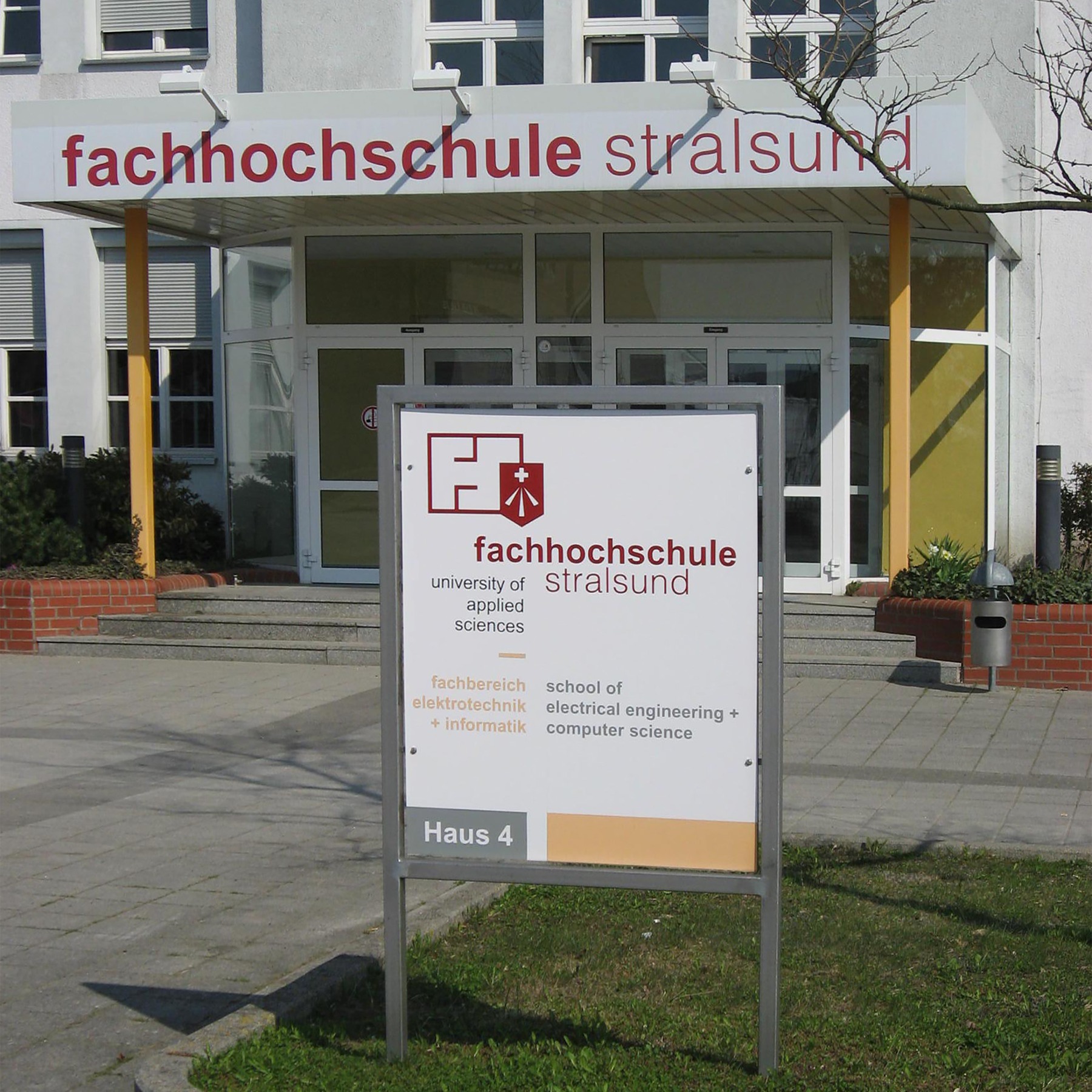 Haupteingang Haus 4 © 2008 Betrieb für Bau und Liegenschaften Mecklenburg-Vorpommern
