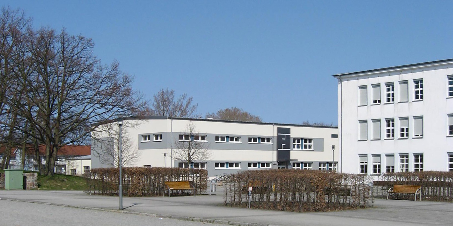 Blick von Süden auf das Hörsaalgebäude Haus 5, rechts im Bild das ebenfalls sanierte Haus 4 © 2010 Betrieb für Bau und Liegenschaften Mecklenburg-Vorpommern