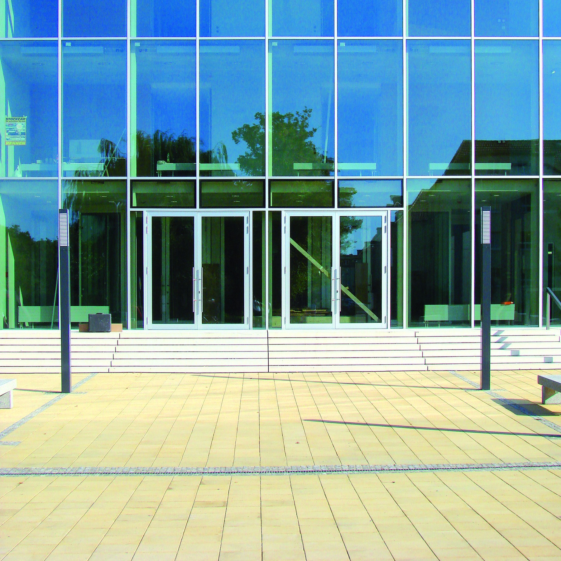großzügige Freitreppe und Patienteneingang an der Gebäudewestseite © 2006 Betrieb für Bau und Liegenschaften Mecklenburg-Vorpommern