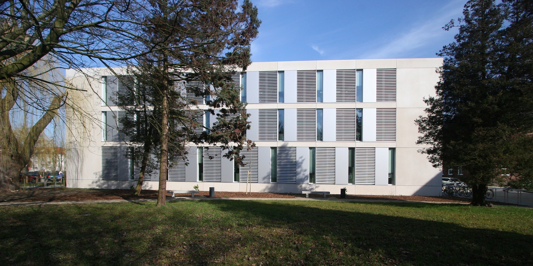 Südfassade mit geschosshohen Fensterbändern und geschlossenen Wandbereichen mit Paneelen © 2007 Betrieb für Bau und Liegenschaften Mecklenburg-Vorpommern
