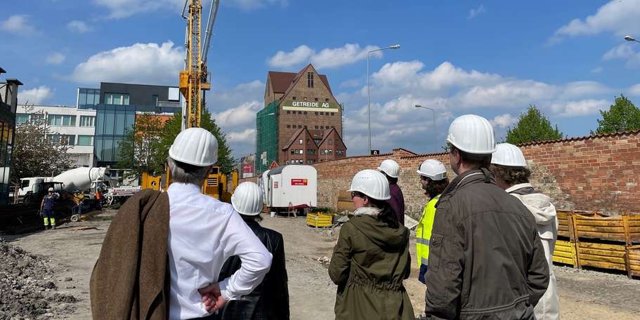 Vertreter der HMT und des SBL bei der Baustellenbegehung © 2023 Ulrike Pannier_SBL Rostock