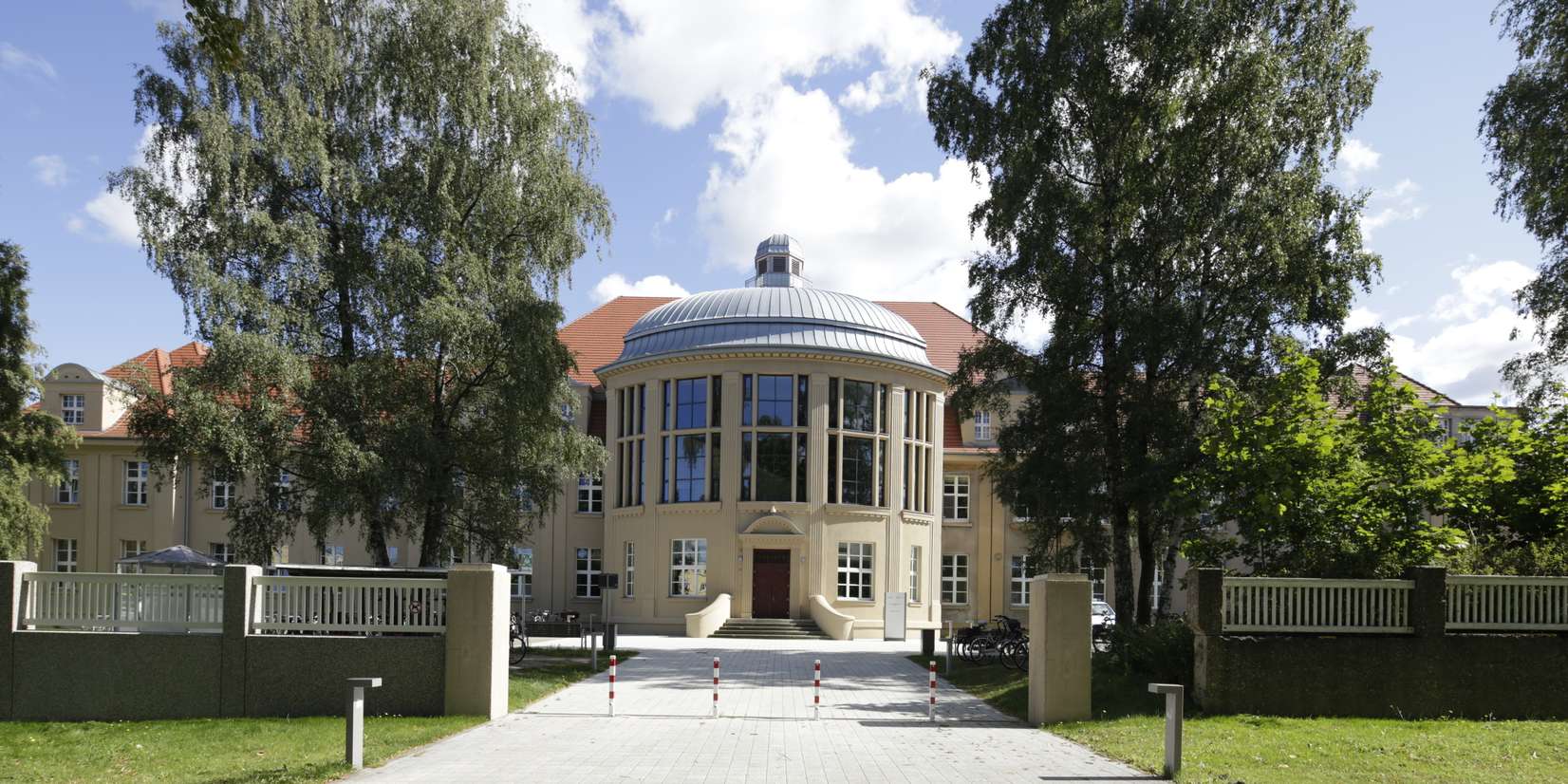 Ansicht von der Schillingalle auf das historische Gebäude © 2015 SBL Rostock