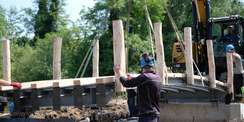 Der Brückenüberbau wird in einem Stück eingehoben. © 2023 SBL Schwerin