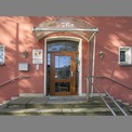 Haupteingang mit neuer, den Sicherheitsanforderungen entsprechender Außentür © 2023 SBL Greifswald