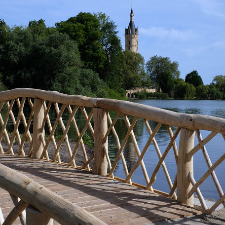 Blick über die Brücke zum Schloss © 2023 SBL Schwerin