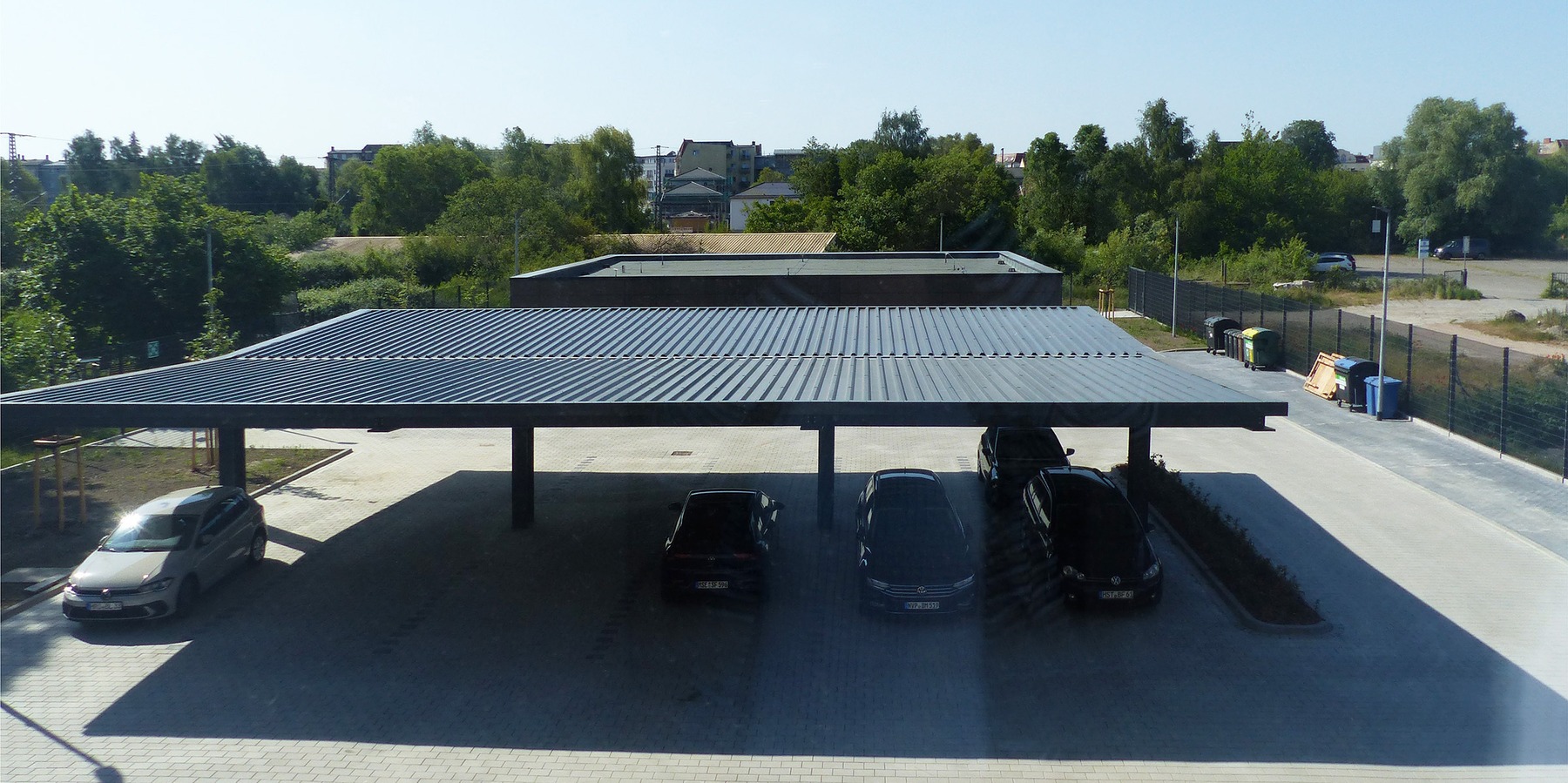 Blick aus dem Obergeschoss auf die im Hofbereich befindlichen Carports und Garagen für die Dienstfahrzeuge © 2023 SBL Greifswald
