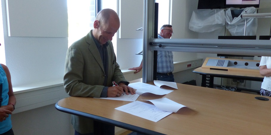 Karsten Ullmann, Leiter des für die Bewirtschaftung zuständigen Dezernates Objektmanagement, unterzeichnet die Übergabedokumente und übergibt an die Polizei. © 2023 SBL Greifswald