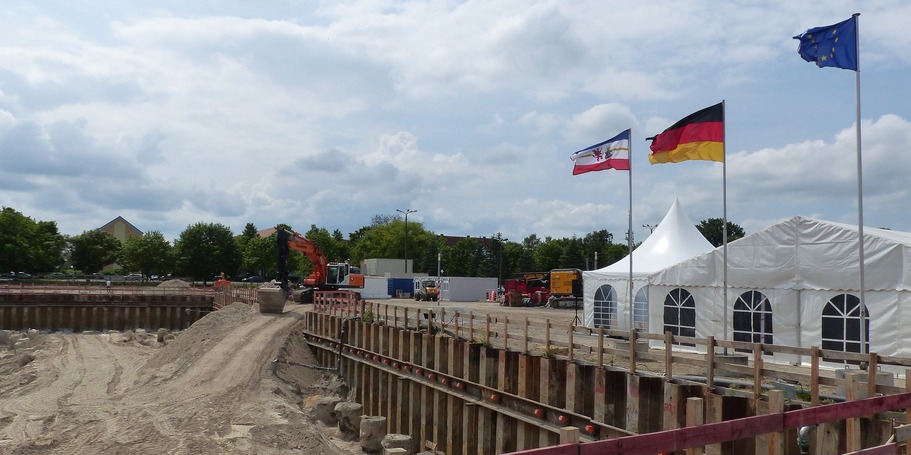 Blick auf das Baufeld mit Festzelt und Beflaggung - alles ist perfekt vorbereitet für die feierliche Grundsteinlegung © 2023 SBL Greifswald