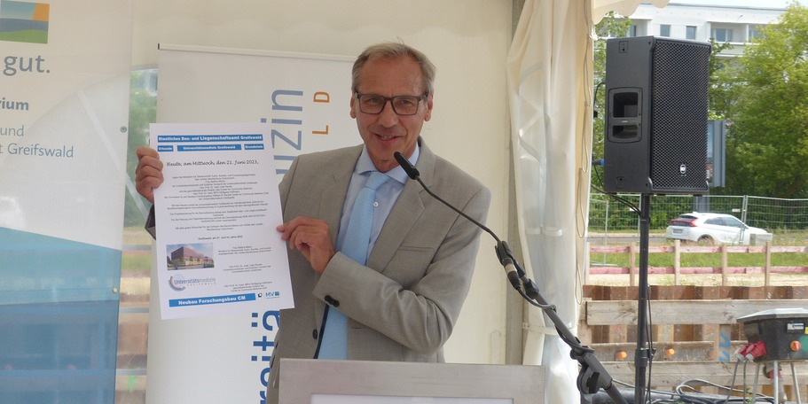 Stephan Aufdermauer, Leiter des SBL Greifswald, präsentiert die Urkunde zur Grundsteinlegung © 2023 SBL Greifswald