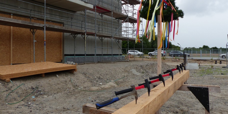 Die traditionell letzten Nägel wurden eingeschlagen - der Rohbau ist fertig gestellt © 2023 SBL Greifswald