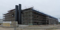Blick von Osten auf den fertig gestellten Rohbau der Hallenschießanlage © 2023 SBL Greifswald