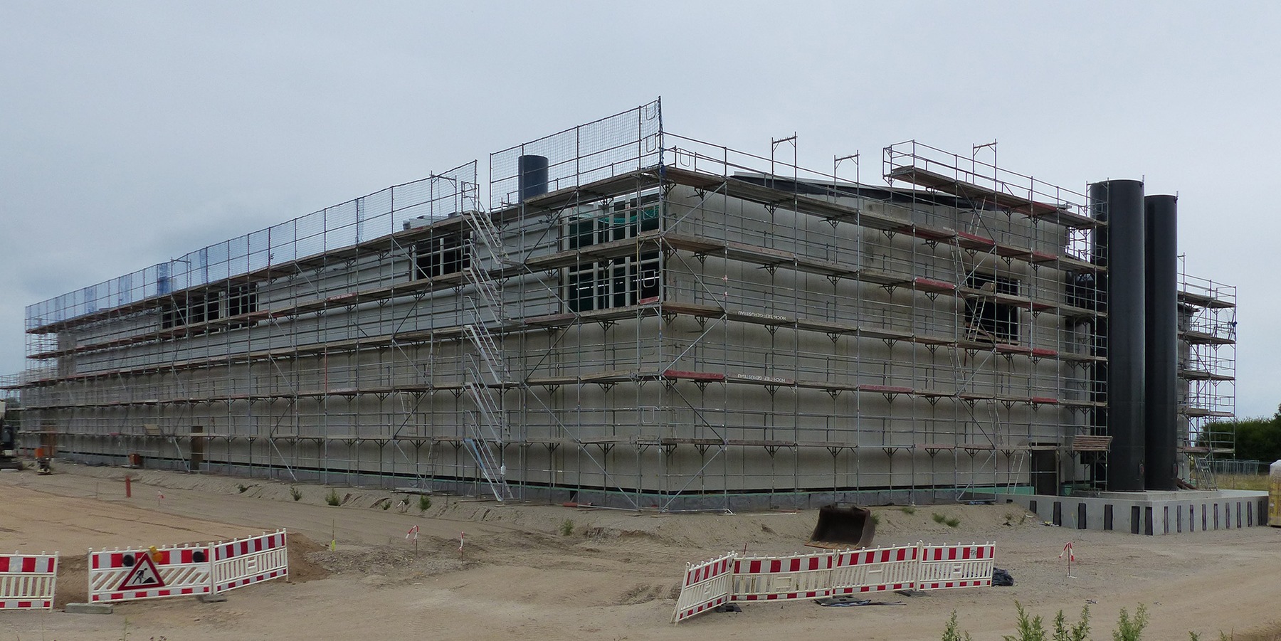 Blick von Süden auf den fertig gestellten Rohbau der Hallenschießanlage © 2023 SBL Greifswald