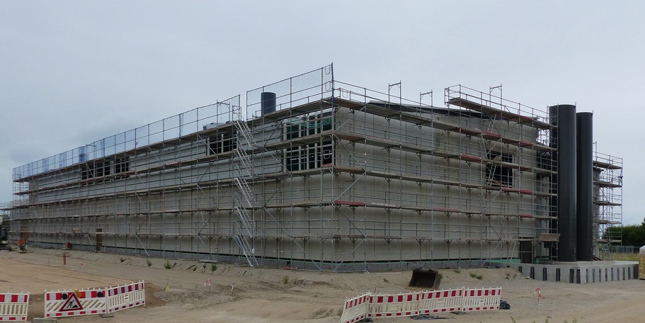Blick von Süden auf den fertig gestellten Rohbau der Hallenschießanlage © 2023 SBL Greifswald