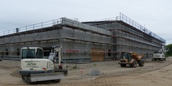 Blick von Westen auf den fertig gestellten Rohbau der Hallenschießanlage © 2023 SBL Greifswald