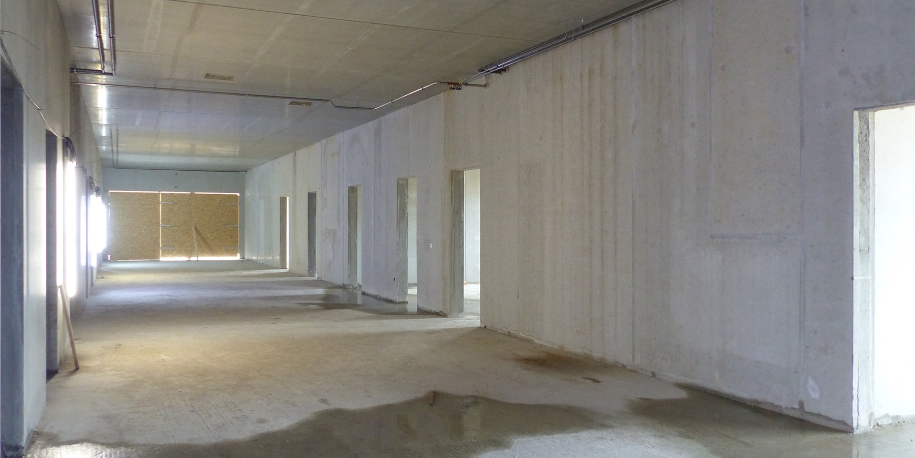 Blick in den eingeschossigen Anbau der Hallenschießanlage © 2023 SBL Greifswald
