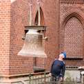 Die zweite Glocke schwebt auf den neuen Platz am Kloster. © 2023 SBL Schwerin