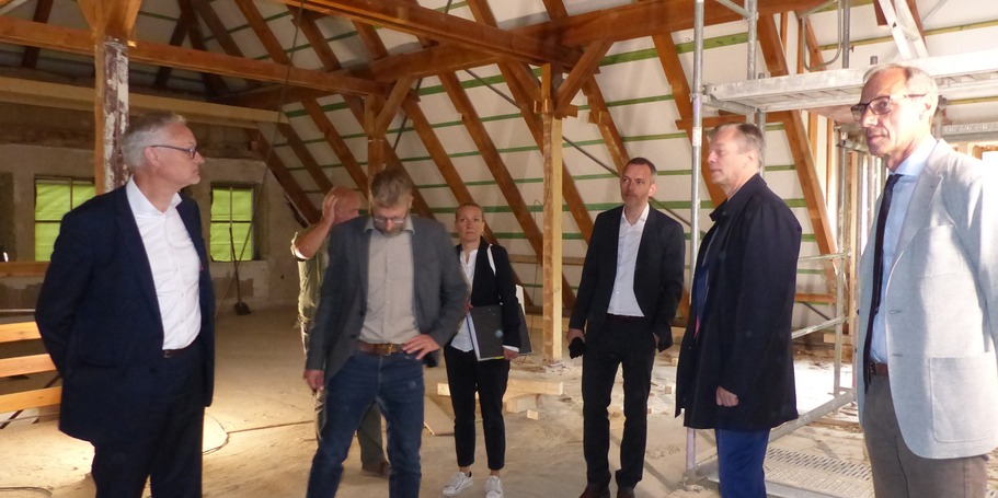 NPA Vorpommern: Dipl.-Ing. Marco Preißler (3.v.r.) erläutert den Stand der Bauarbeiten im Dachgeschoss des NPA © 2023 SBL Greifswald