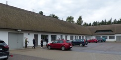 NPA Vorpommern: Blick auf das bereits sanierte Wirtschaftsgebäude, hier befinden sich u.a. die Holz- und Metallwerkstätten © 2023 SBL Greifswald