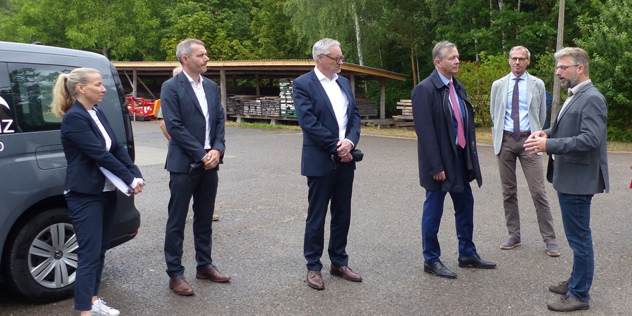 NPA Vorpommern: Während des Rundgangs über die Liegenschaft, v.l.n.r.: Projektleiterin Susann Huber vom SBL Greifswald, Dipl.-Ing. Marco Preißler vom beauftragten Planungsbüro MPP GmbH aus Rostock, Stellvertretender Staatssekretär im Finanzministerium M-V © 2023 SBL Greifswald