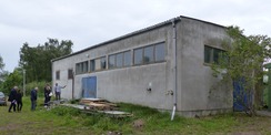 LFA Born - Institut für Fischerei: Blick auf das alte Pumpenhaus, welches nach der z.Zt. laufenden Schadstoffentsorgung noch im Juli 2023 abgebrochen werden soll © 2023 SBL Greifswald