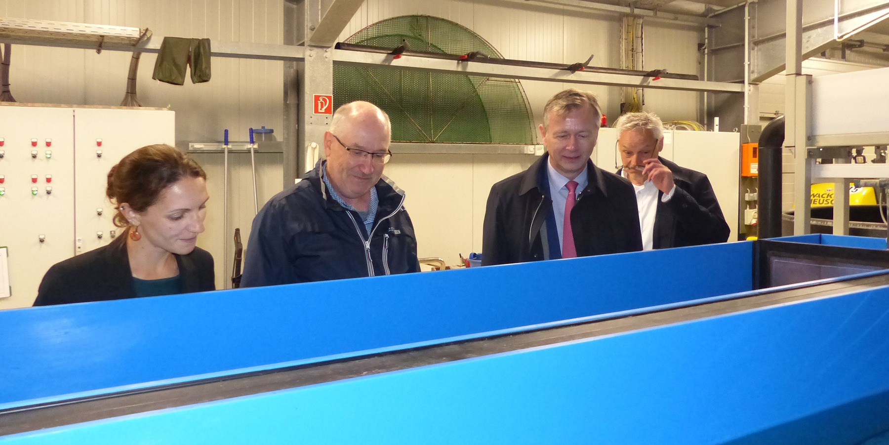 LFA Born - Institut für Fischerei: Besichtigung der Fischzuchthalle, Biologin Christin Höhne und Diplom-Biologe Gerd-Michael Arndt zeigen die zur Aufzucht vorgesehenen Fischlarven, die separat in dafür bestimmten Rinnen gehalten werden © 2023 SBL Greifswald