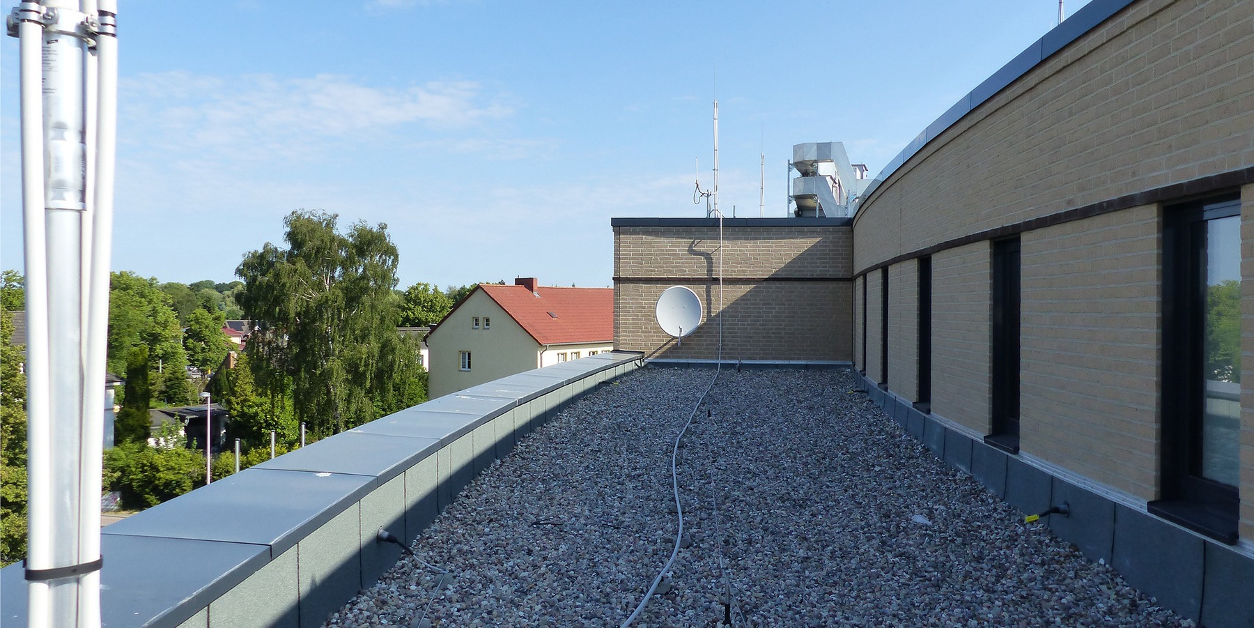 Blick auf die Dachfläche des Südflügels mit zurückgesetztem Staffelgeschoss © 2023 SBL Greifswald