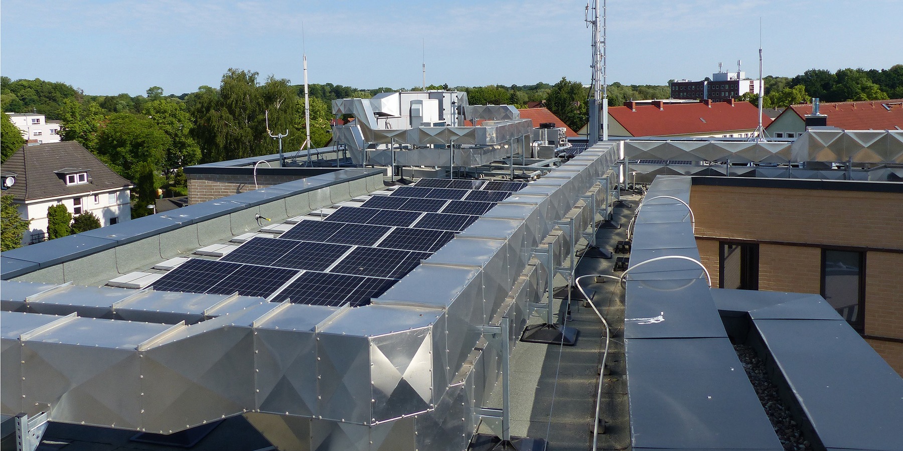 Über eine 18 kW Photovoltaikanlage auf dem Dach wird Strom für den Eigenbedarf erzeugt © 2023 SBL Greifswald
