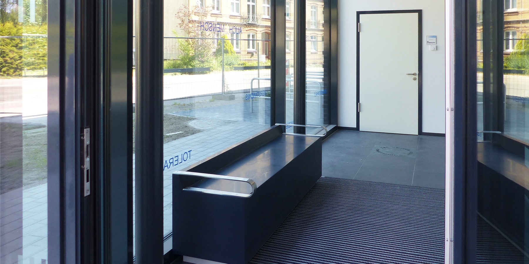 Blick in den großflächig verglasten Eingangsbereich mit Wartezone für Besucher © 2023 SBL Greifswald