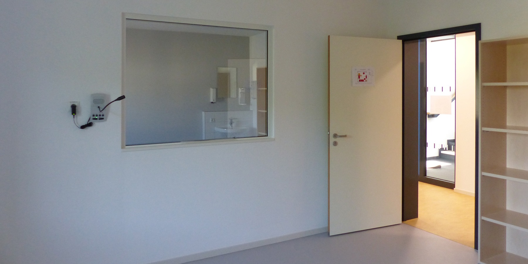 Raum für Gegenüberstellungen mit venezianischem Spiegel (Einwegspiegel) © 2023 SBL Greifswald