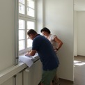 Waldemar Okon, Leiter Referat Bau- und Raumplanung der Universität Greifswald, unterzeichnet die Übergabedokumente © 2023 SBL Greifswald
