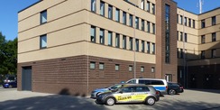 Rückseite des Polizeineubaus mit Hofbereich © 2023 SBL Greifswald