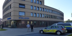 Stephan Aufdermauer, Leiter SBL Greifswald (links), zusammen mit einem Mitarbeiter der Polizei vor dem Neubau an der Barther Straße © 2023 SBL Greifswald