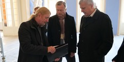 Herr Greier mit Herrn Dr. Geue und Herrn Butzki im Gespräch v. l. n. r. © 2023 SBL Neubrandenburg