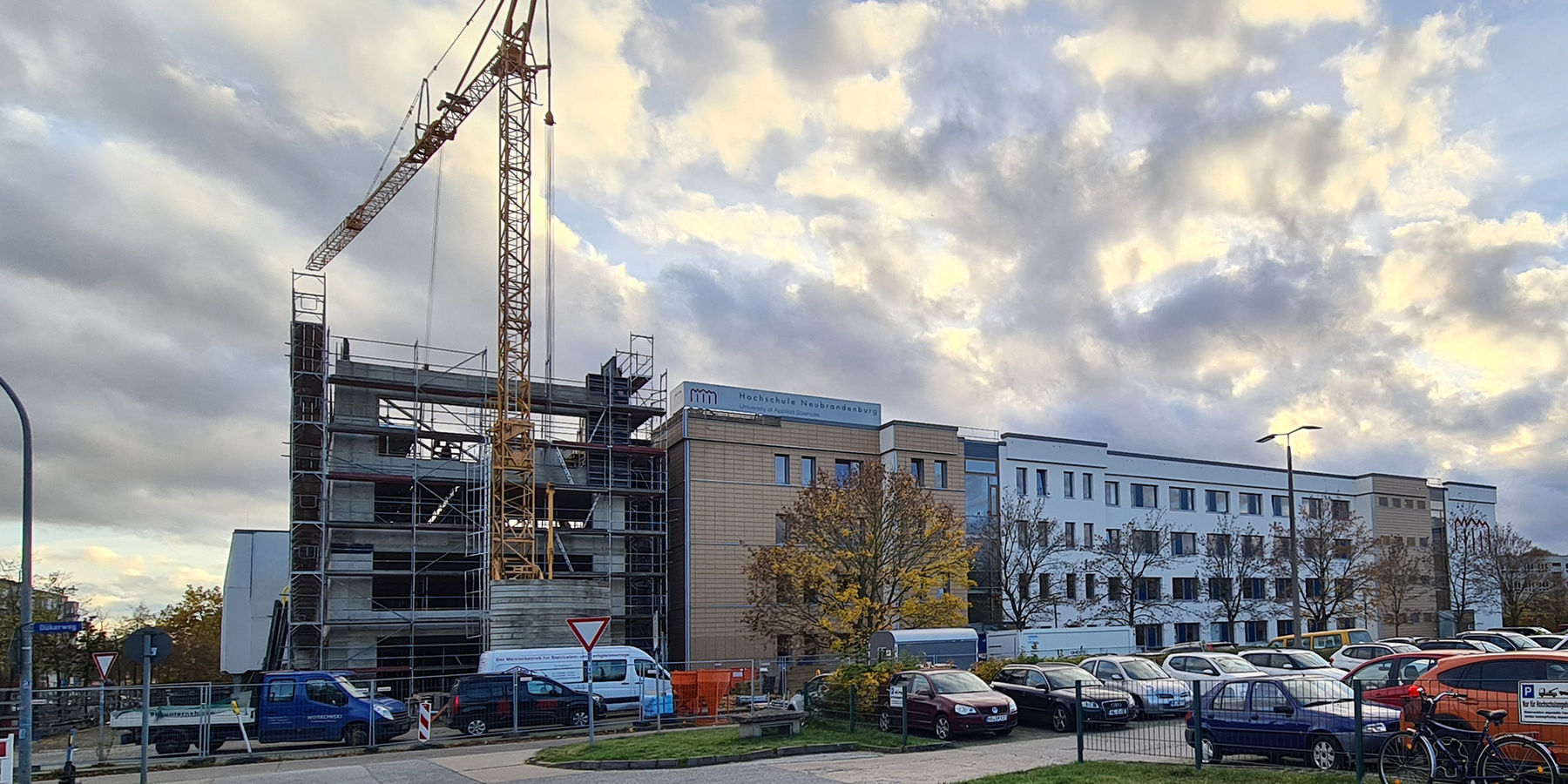 Blick auf den Rohbau des Erweiterungsbaus für die Hochschulbibliothek Neubrandenburg, rechts das Lehrgebäude 1 © 2023 SBL Neubrandenburg