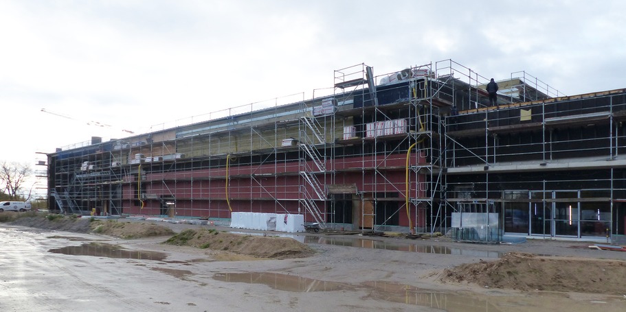 Blick auf die Baustelle der Hallenschießanlage - neben dem Innenausbau laufen derzeit die Fassadenarbeiten inklusive Dämmung © 2023 SBL Greifswald