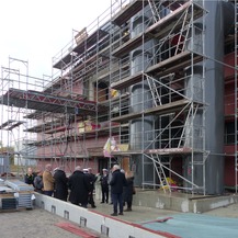 Während des Baustellenrundganges - am Giebel der Hallenschießanlage beeindrucken die beiden großen Lüftungsrohre © 2023 SBL Greifswald