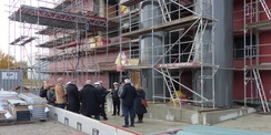 Während des Baustellenrundganges - am Giebel der Hallenschießanlage beeindrucken die beiden großen Lüftungsrohre © 2023 SBL Greifswald
