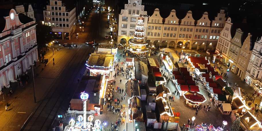 Blick auf den Rostocker Weihnachtsmarkt © 2023 Dürten Schölens (Amt für Stadtentwicklung, Stadtplanung und Wirtschaft der Hanse- und Universitätsstadt Rostock)