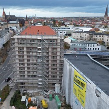 Der eingerüstete Tower des Haus 1 in der Blücherstraße in Rostock erhält einen neuen Anstrich. © 2023 Christian Hoffmann (sbl-mv / Finanzministerium MV)