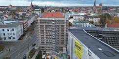 Der eingerüstete Tower des Haus 1 in der Blücherstraße in Rostock erhält einen neuen Anstrich. © 2023 Christian Hoffmann (sbl-mv / Finanzministerium MV)